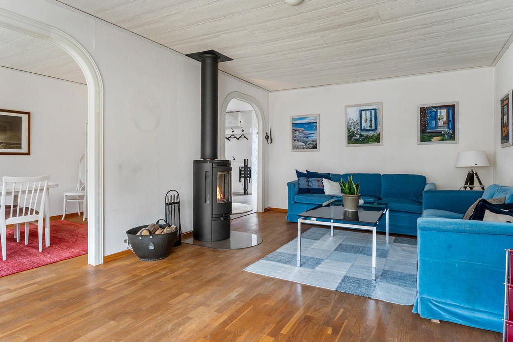 Rymligt vardagsrum med matsal i anslutning