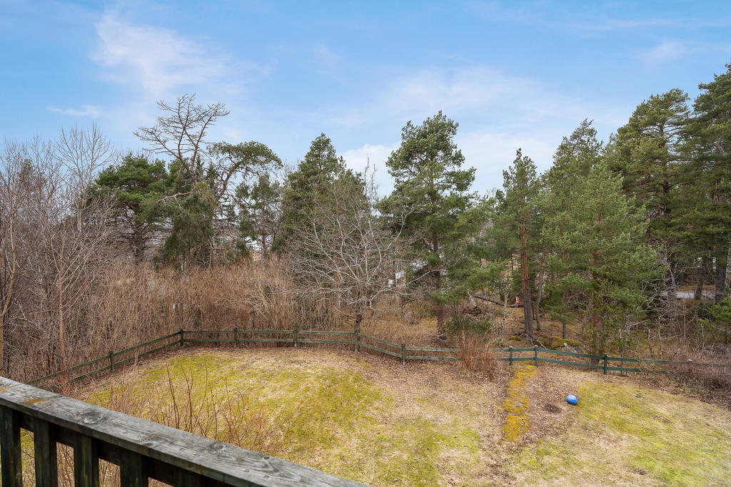 Tomten har högt och ogenerat läge