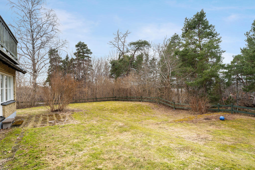 Stor tomt med hörnläge