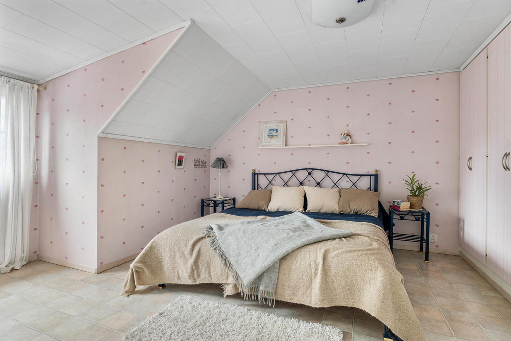 Sovrum med garderober, övre plan