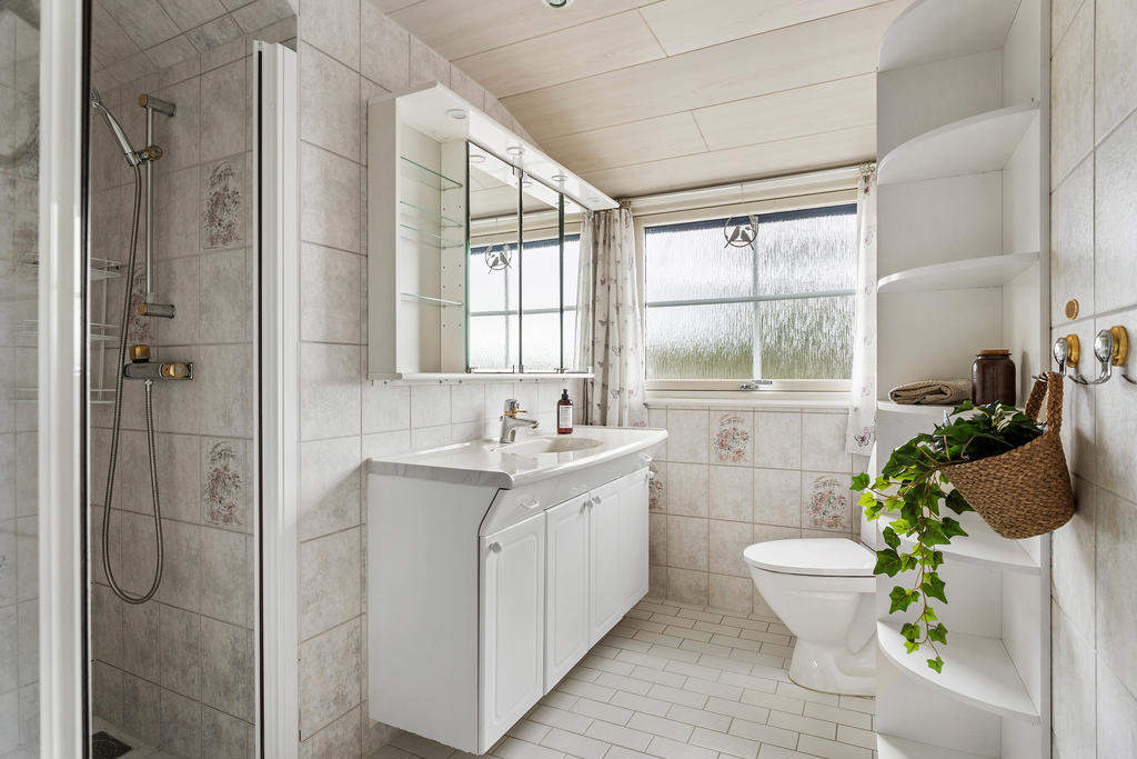 Helkaklat badrum på övre plan