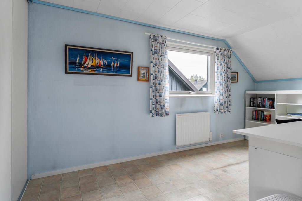 Sovrum med skjutdörrsgarderob på övre plan