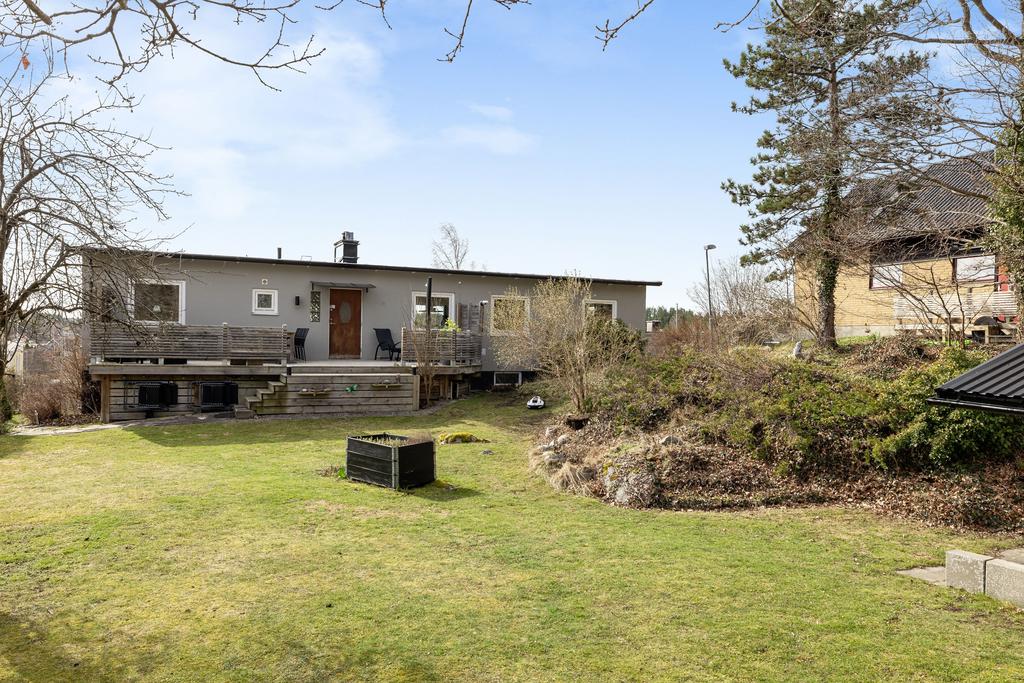 Inbjudande trädgård med utrymme för både lek men även friluftsliv och hobby!