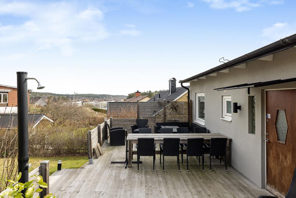 Stort och soligt altandäck med vacker utsikt hela vägen till Ramunderberget!