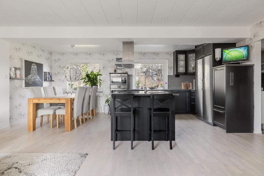 Köket och matplats.