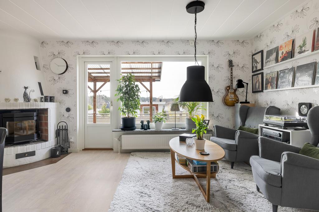 Rymligt vardagsrum med spiskasset och utgång till altandäck även på framsidan!