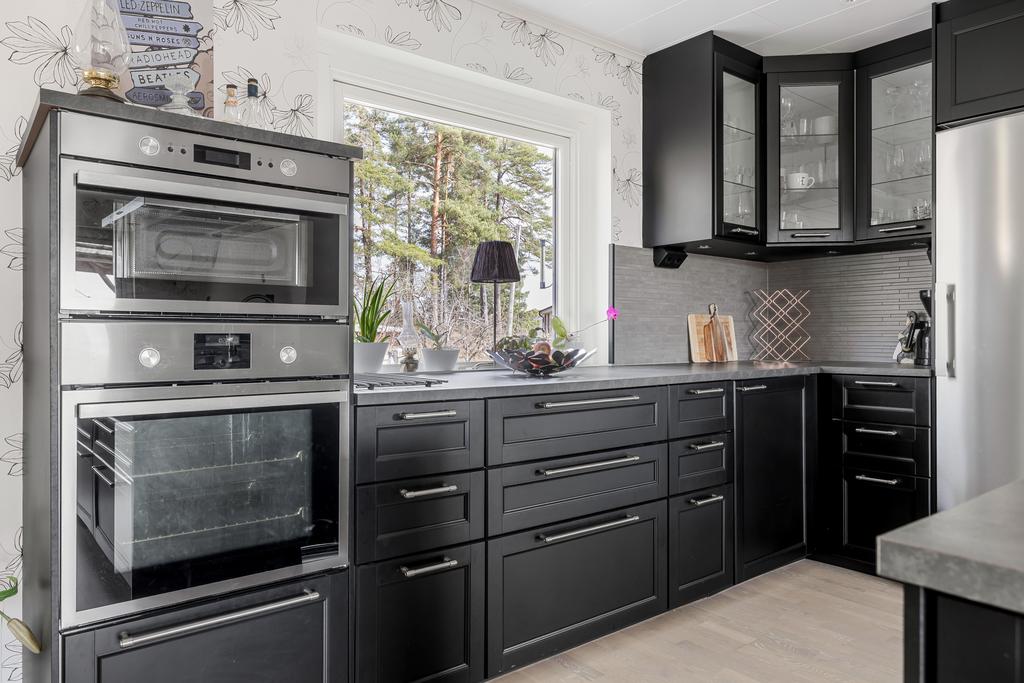Köket är från 2017 och erbjuder bra arbetsytor, fina material och vitvaror samt mycket förvaring.