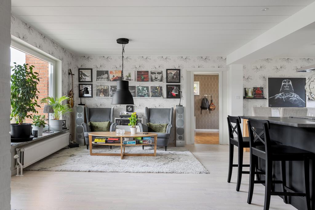 Fint ljusinsläpp från två håll ger bostaden en härlig rymd.