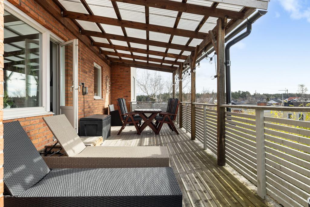 Altandäck med soligt sydläge erbjuder självklart också fin vy.