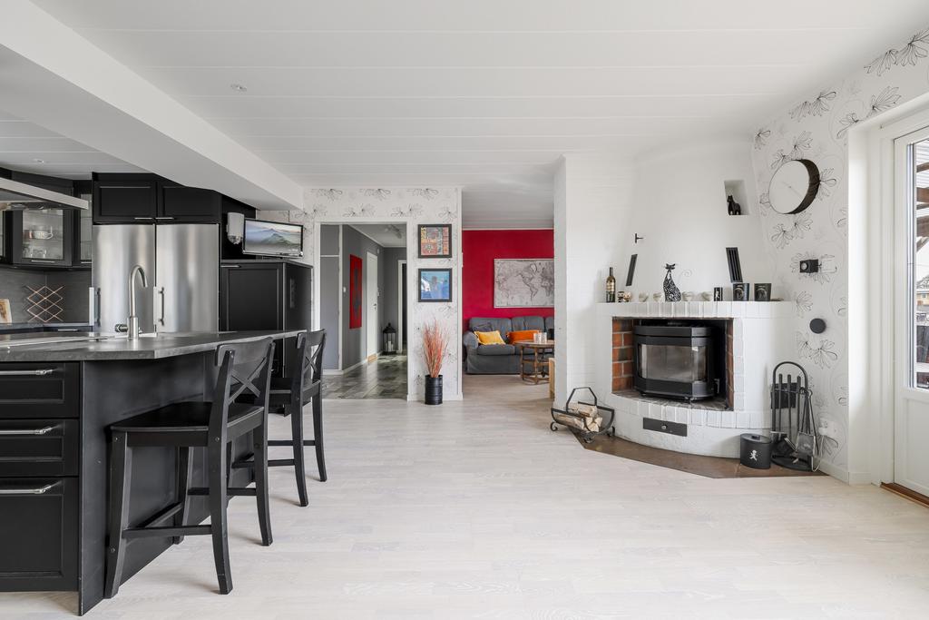 Den stora vardagsytan leder ut till ett tv-rum, altandäck, hallen och sovrum.