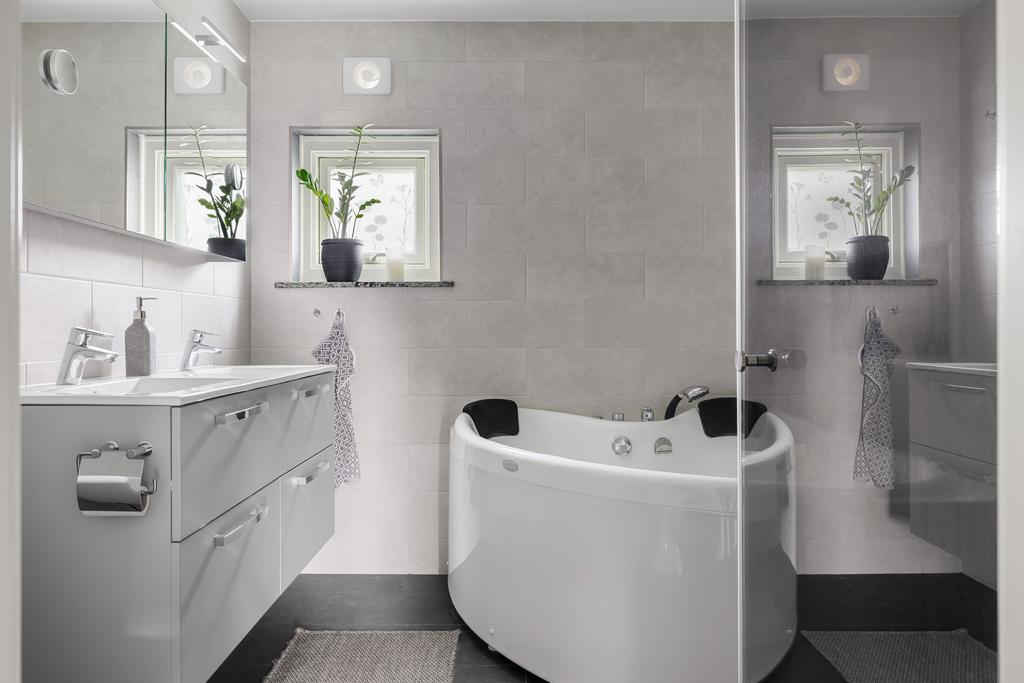 Modernt och stilrent badrum från 2020.