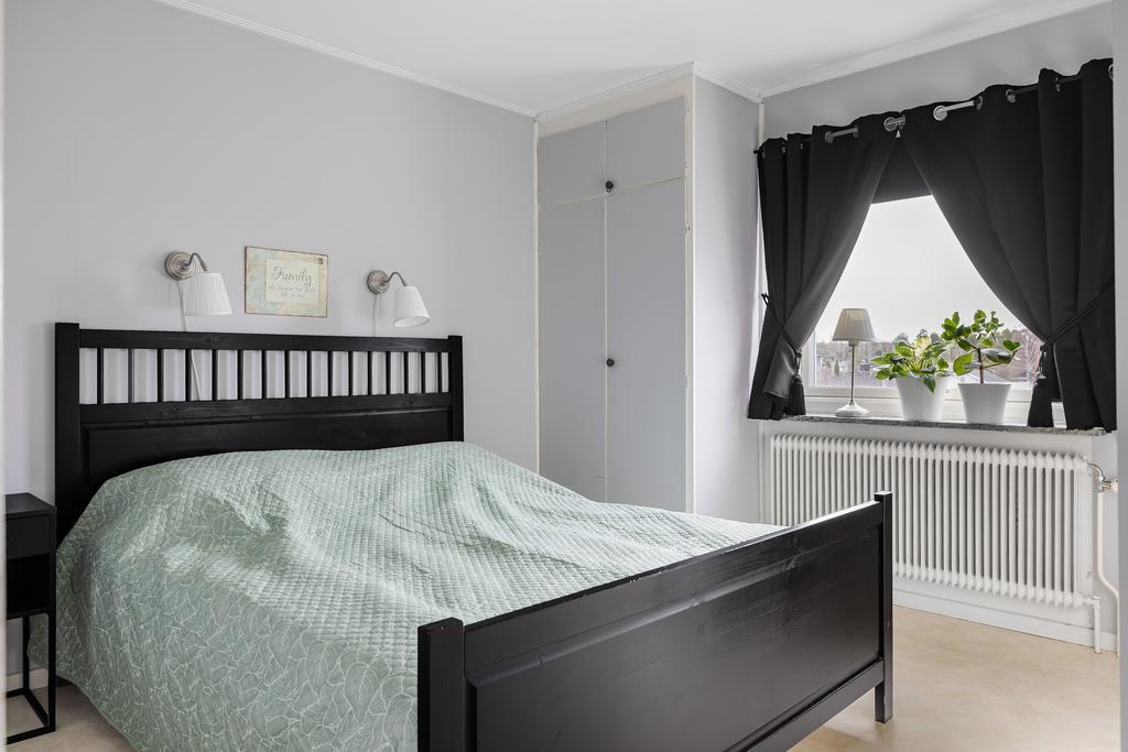 Sovrum med gott om plats för dubbelsäng samt garderober.