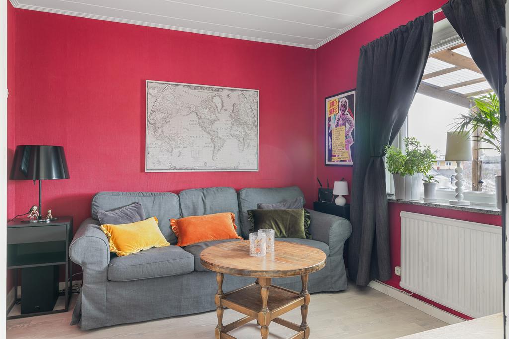 TV-rum. Skulle även kunna användas som kontor eller byggas om till sovrum.