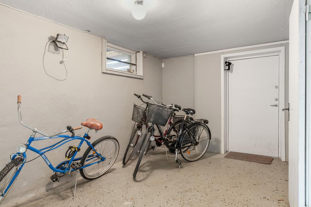 Cykelförråd med en groventré.