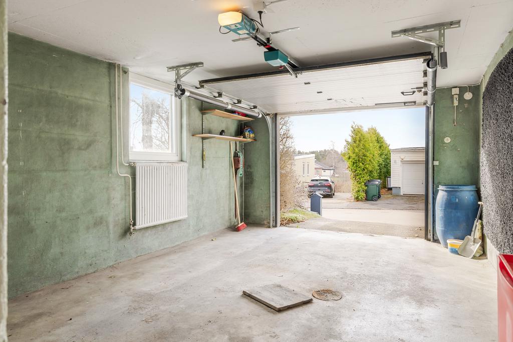 Garage med gott om plats för en bil samt lite verkstadsyta.