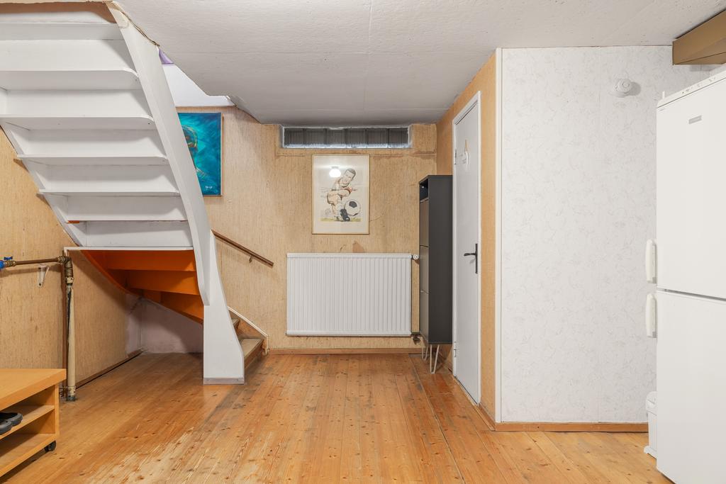 Källarplan med trägolv som binder ihop samtliga ytor på nedreplan.