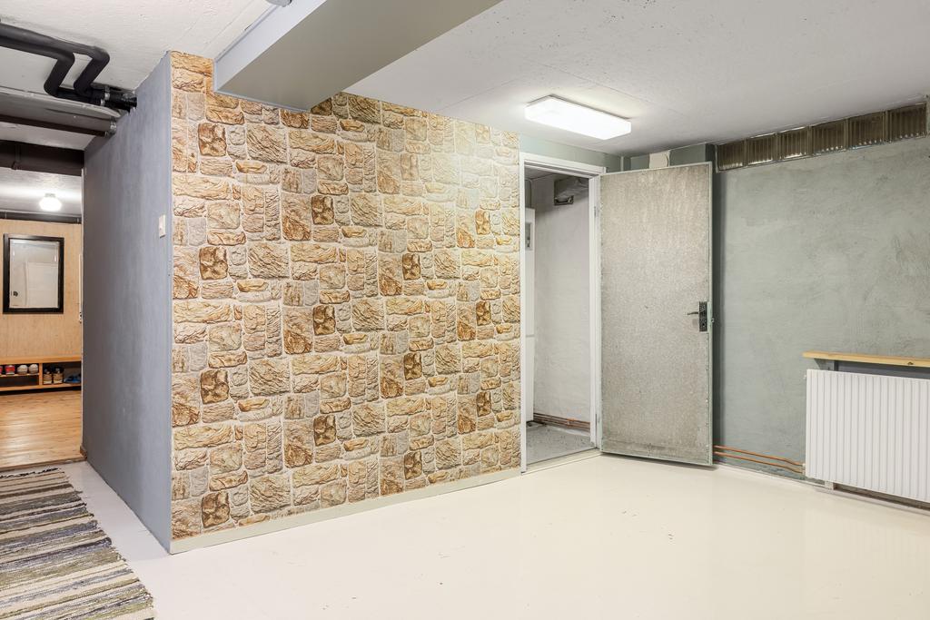 Ingång till pannrum/tvättstuga.