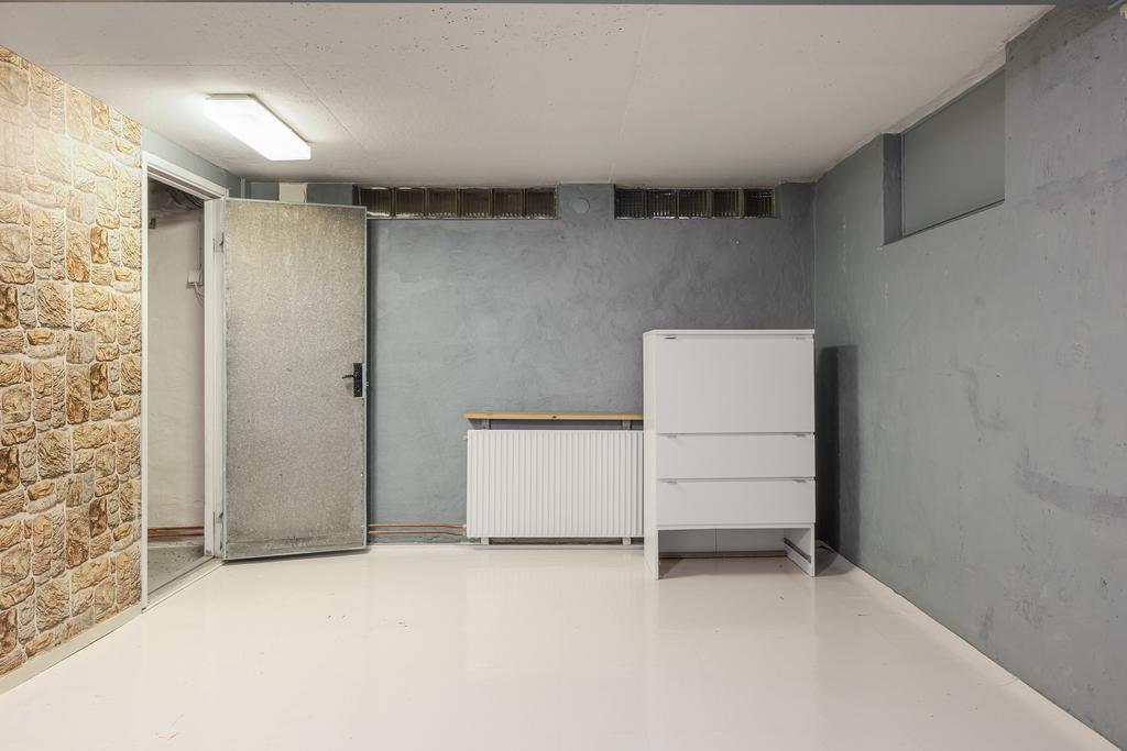 Gillestuga/allrum på källarplan.