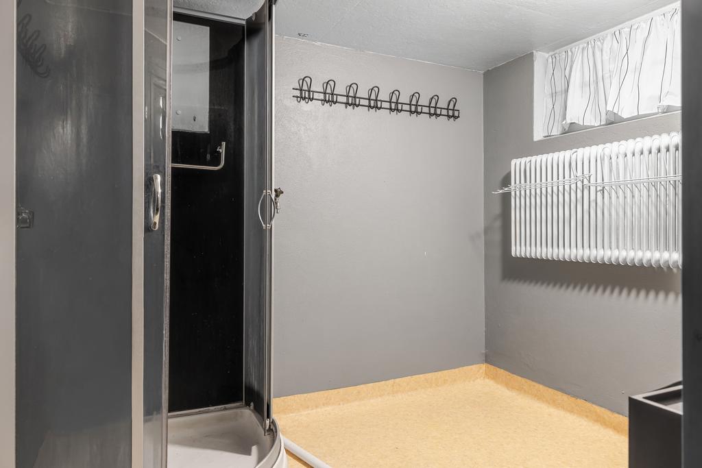 Duschkabin i äldre skick vid bastun.