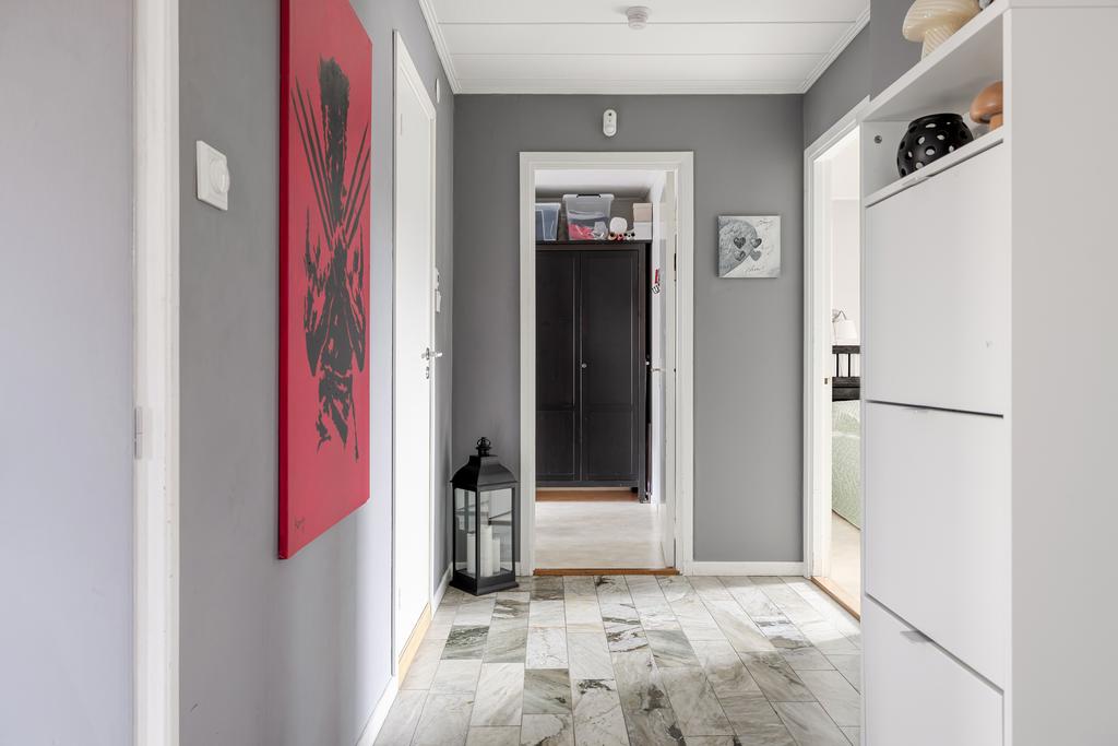 Inre hall med ingång till badrum, två sovrum och trapp ner till källarplan.