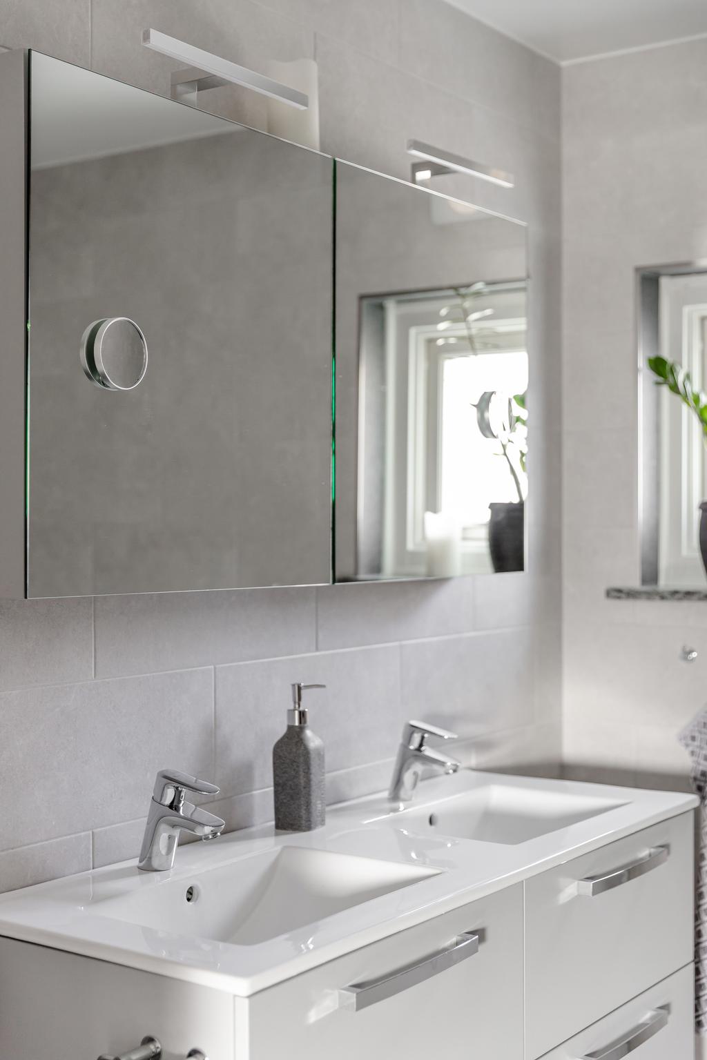 Dubbla handfat för extra komfort!