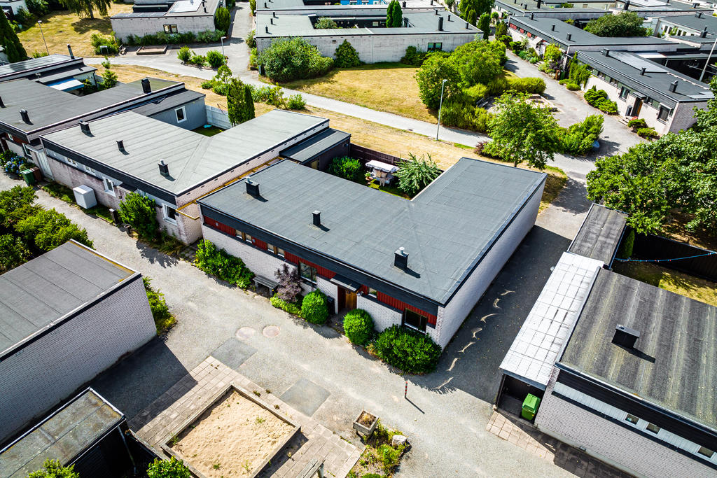 På innergården har man fällt träd och satt in en pergola.