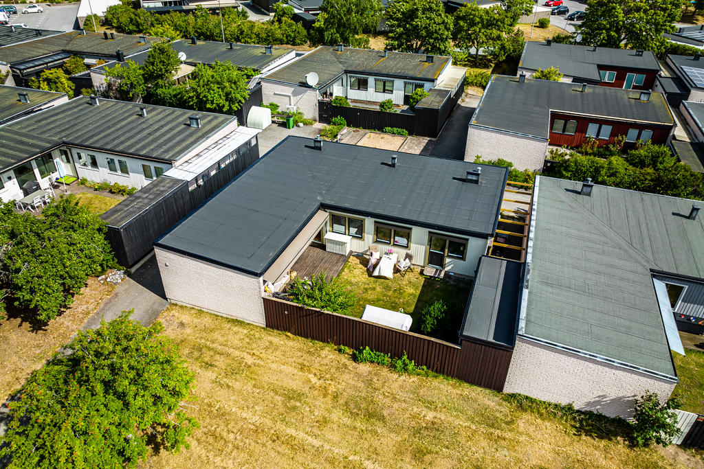 På innergården har man fällt träd och satt in en pergola.