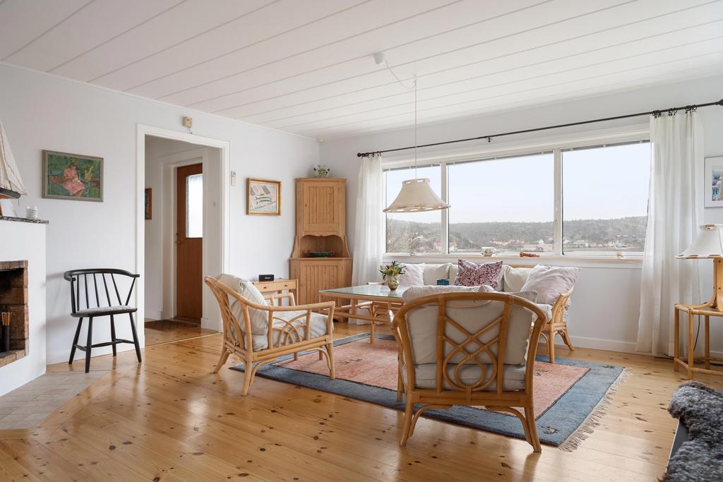 Stort och luftigt vardagsrum med fantastisk havsutsik. Här har man en öppen planlösning mot matsalsdelen, där generösa ytor skapar en social och inbjudande miljö med goda möbleringsmöjligheter för både umgänge och avkoppling.