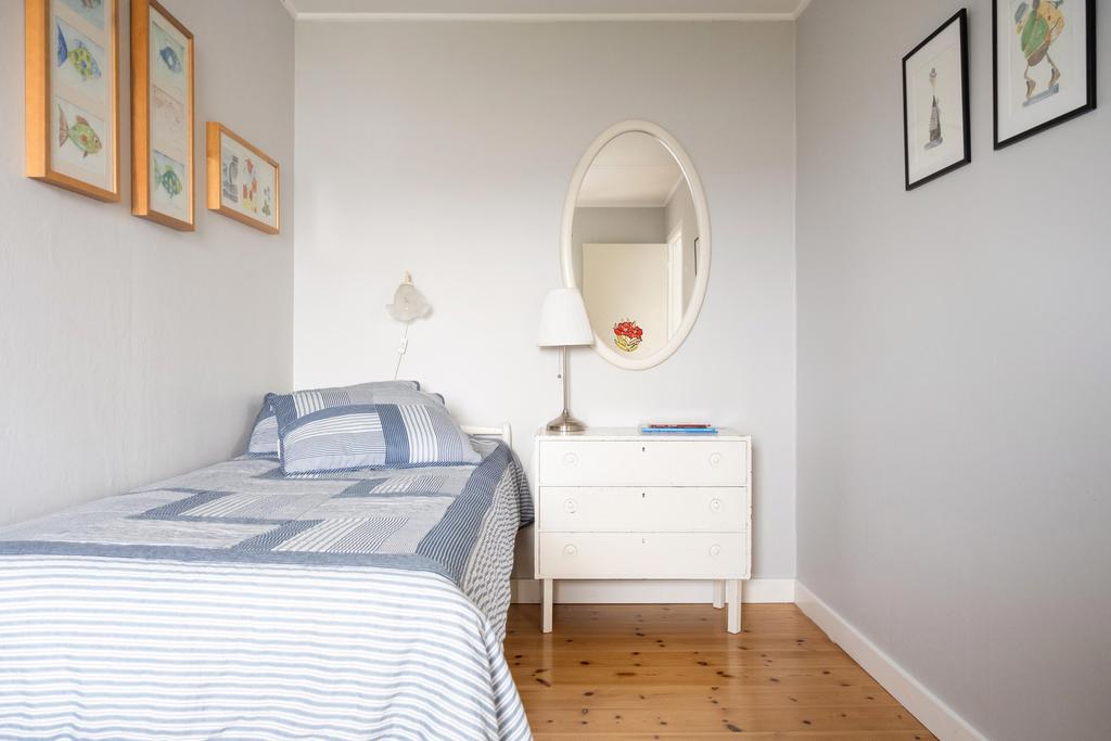 Ett harmoniskt mellanrum med plats för rogivande vila. Här skapas en ombonad känsla där inredningen enkelt kan anpassas efter behov, perfekt som sovplats eller flexibel extrarumslösning.