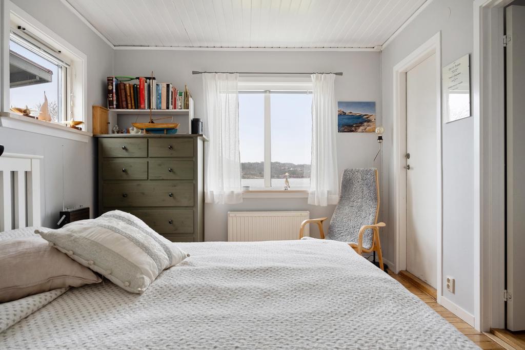 Rymligt master bedroom med rogivande karaktär och god möblerbarhet. Här ryms generös sängplats, kompletterande förvaring och en inbjudande atmosfär som gör rummet till hemmets självklara vilopunkt.