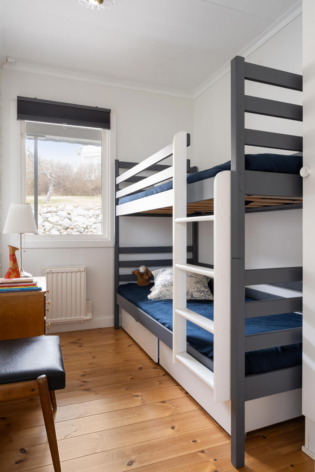 Sovrum 3 erbjuder en yteffektiv planlösning med plats för enkelsäng eller våningssäng, vilket gör rummet flexibelt och lättmöblerat för både barn, gästrum eller smart förvaring.