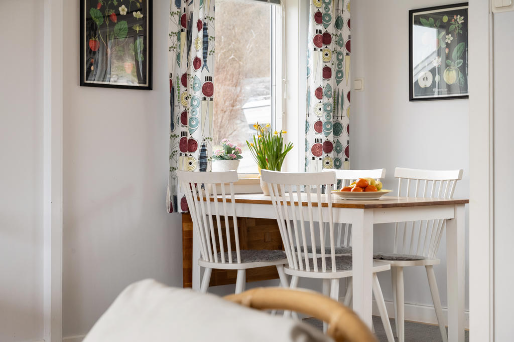 Trivsam matsalsplats intill kök och vardagsrum.