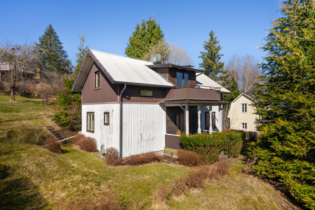 Välkommen till Dalhemsvägen 37! En 1/½ plan med delvis källare som erbjuder stor potential att sätta sin egen prägel, högt beläget med trevlig sjöutsikt!