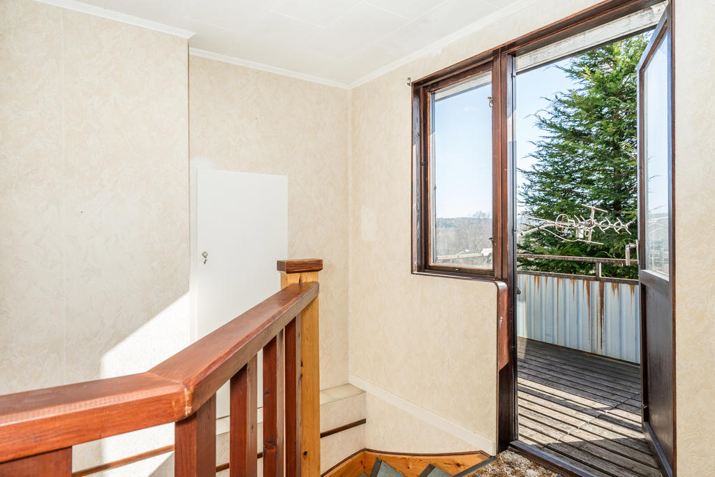 Övre hall med utgång till balkong.