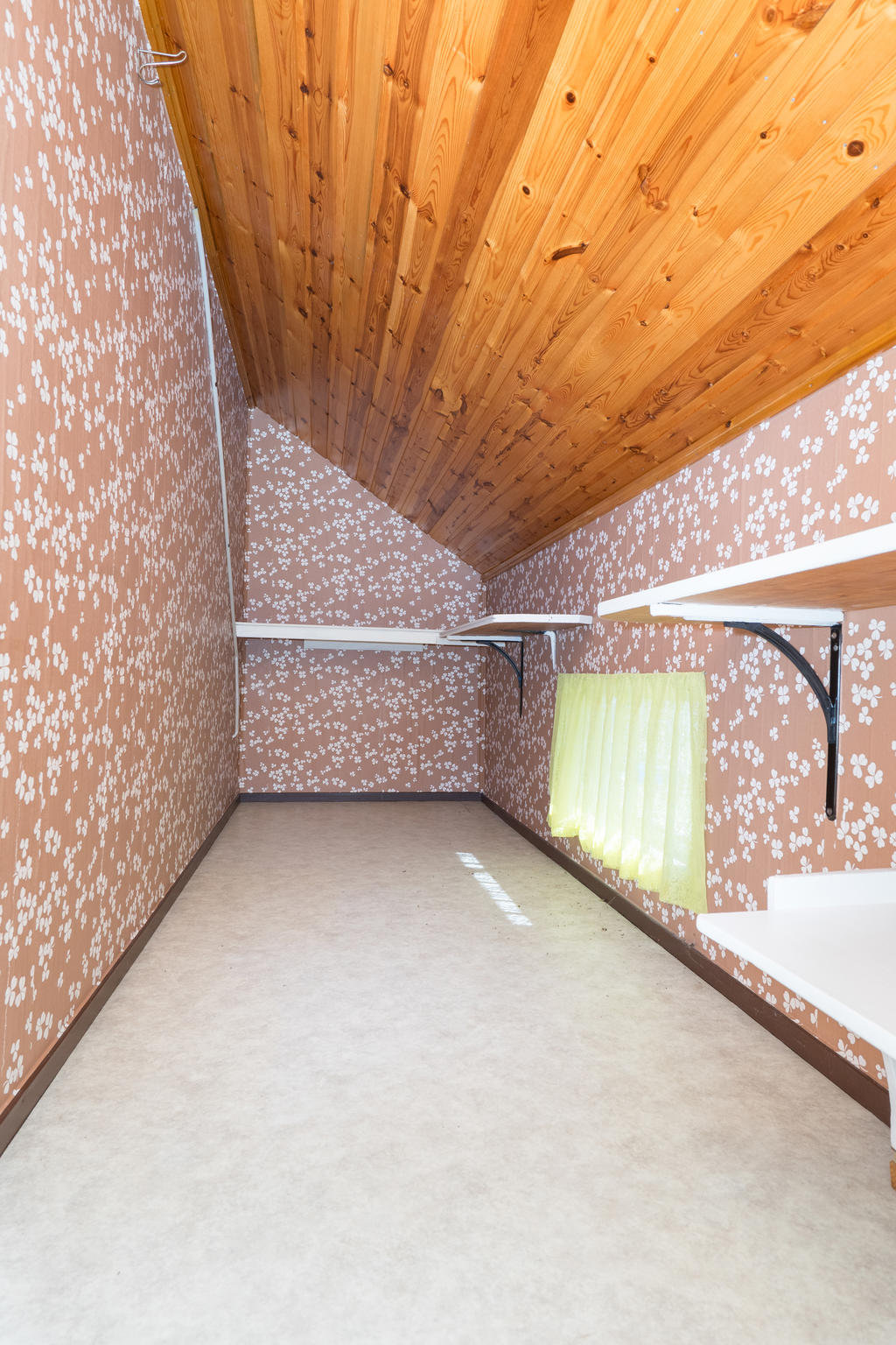 Kattvindar med plats för förvaring.