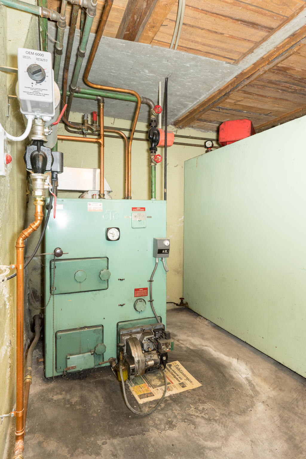 Pannrum-Äldre oljepanna med elpatron.