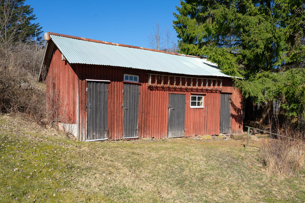 Äldre förrådsbyggnad på tomten.