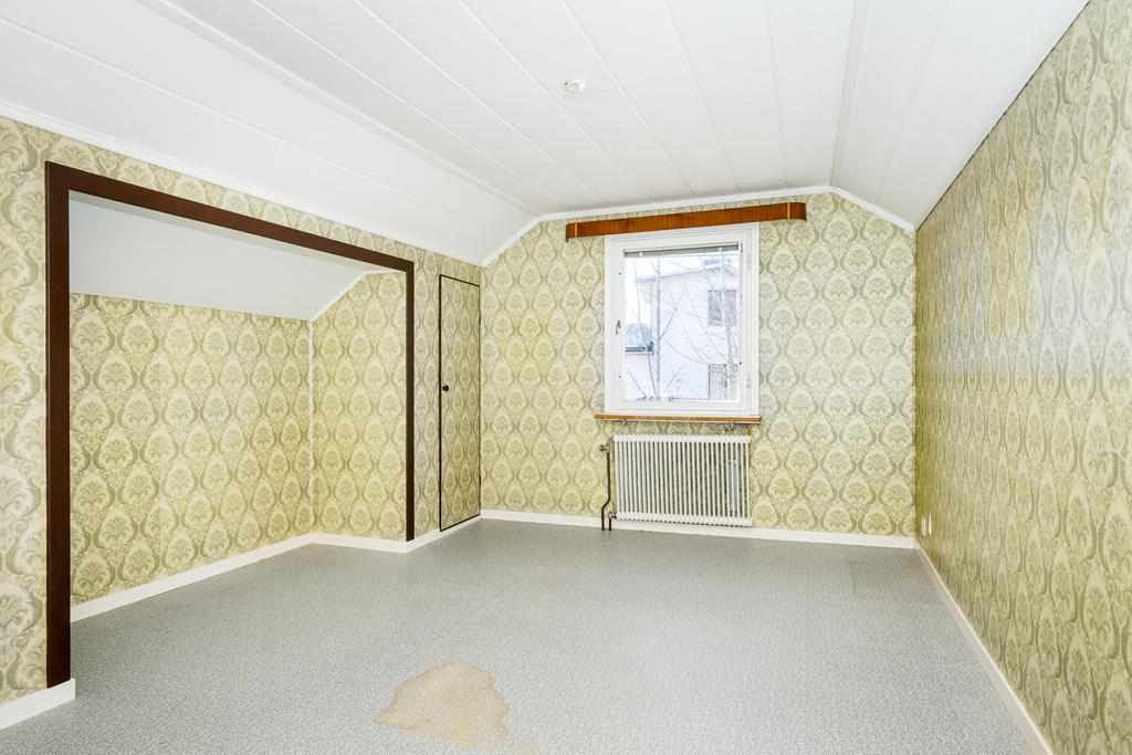 Sovrum 1 med kattvind.