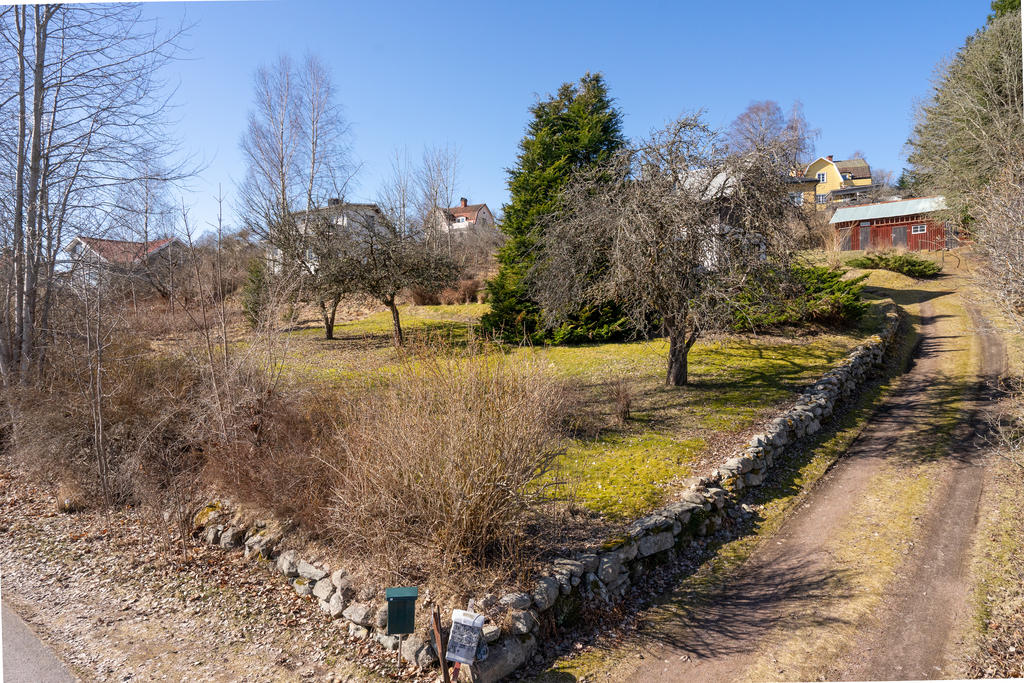 Huset omges av en lummig trädgårdstomt om 1291 kvm med gott om plats för både barnlek och sociala aktiviteter. 