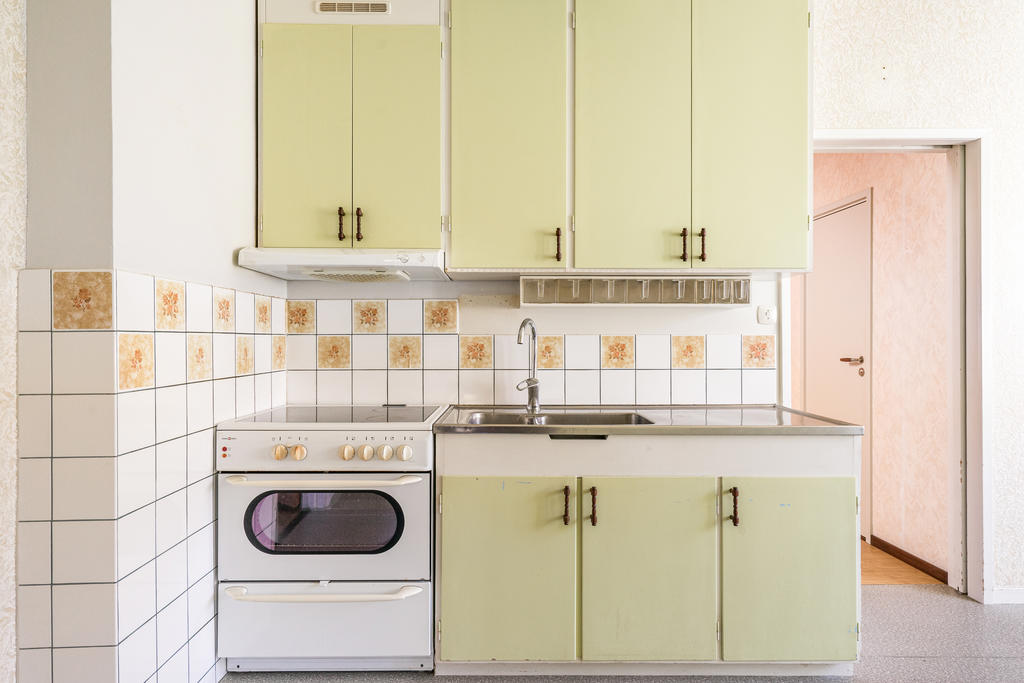 Praktiskt kök med gröna köksluckor.