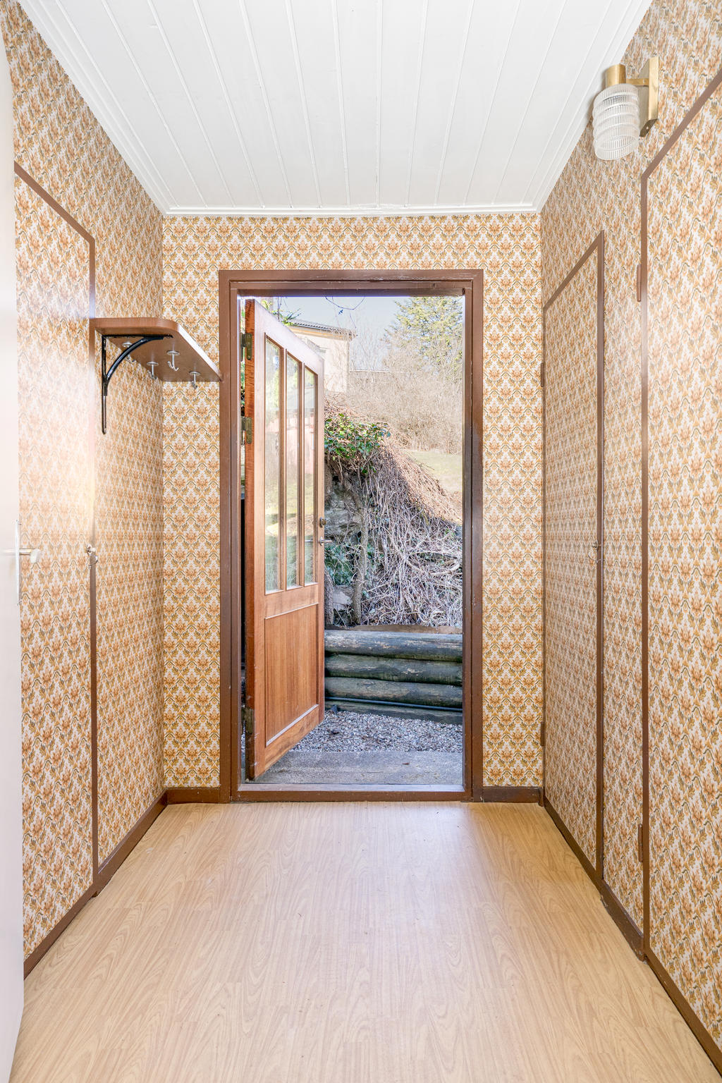 Entréhall 2 med utgång till trädgård.