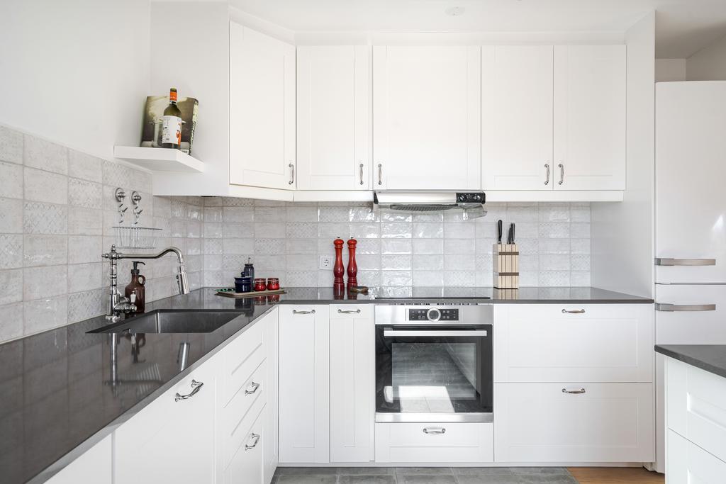 Bänkskiva i komposit med infälld diskho och stilren blandare