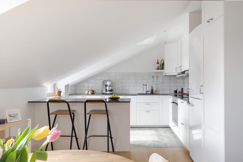 Bardel som delar av mellan kök och matplats