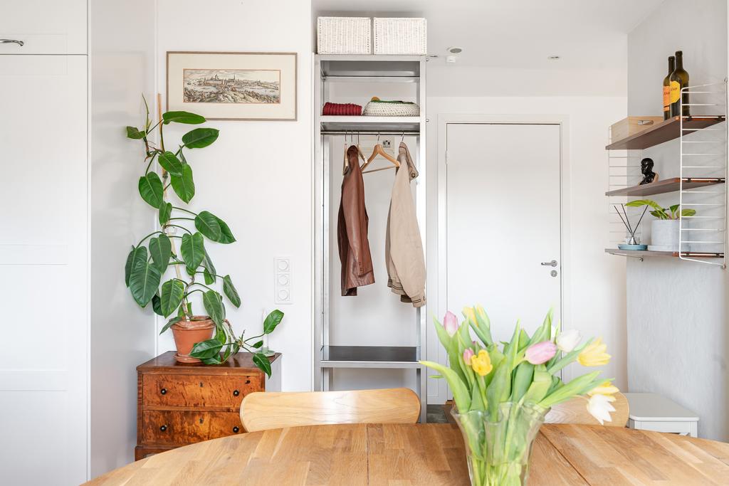 Matplats mot hall med platsbyggd klädförvaring