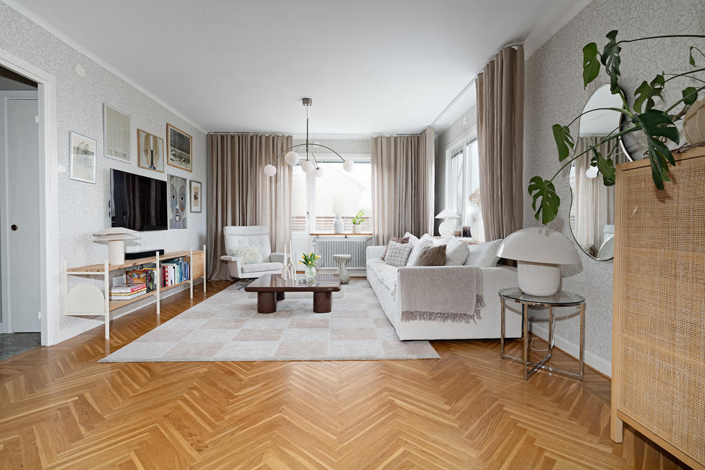 Vardagsrum med utgång till balkong