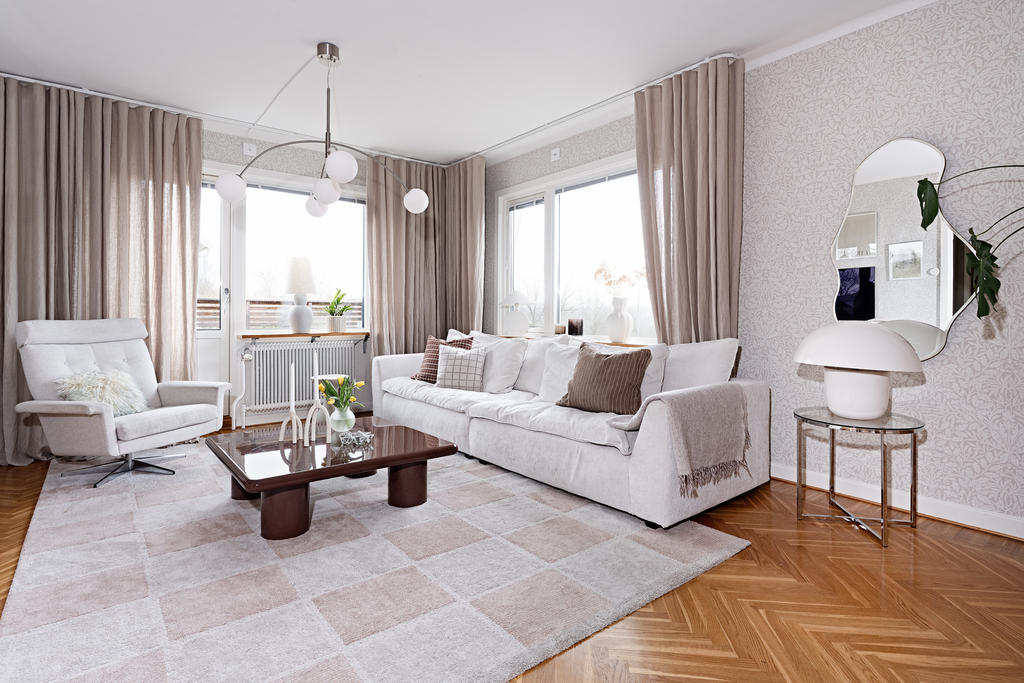 Vardagsrum med utgång till balkong