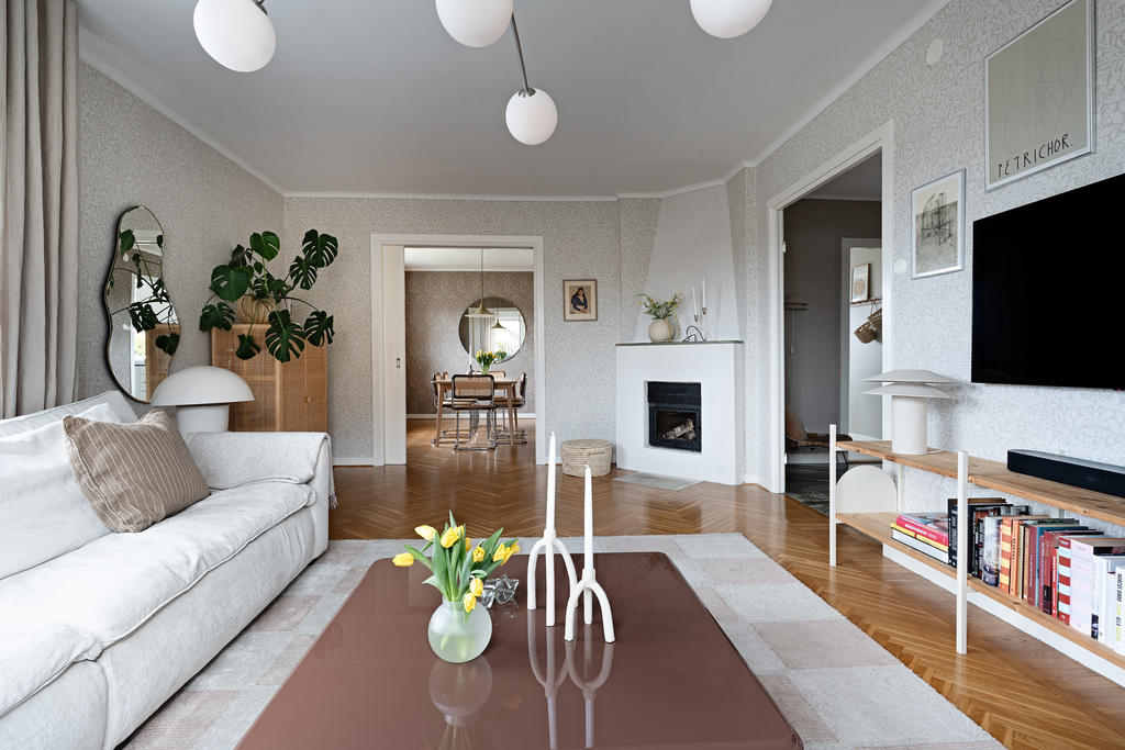 Vardagsrum med utgång till balkong