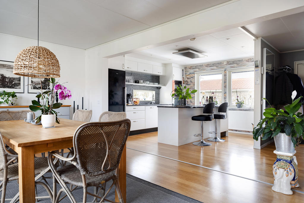 Kök och vardagsrum i öppen planlösning 