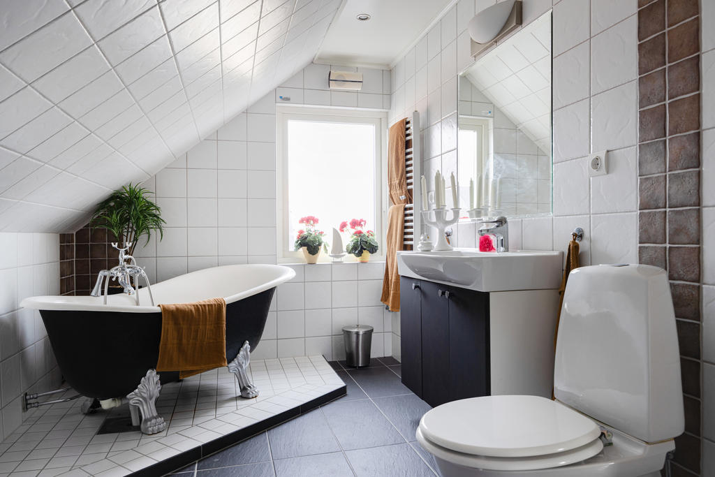 Helkaklat badrum på övervåningen 