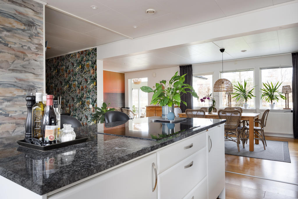 Köksö med granitskiva 